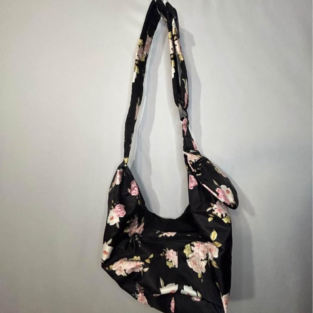 Woman’s floral oversized crossbody bag. Brand new!! Tuck padded strap. Adjustabl